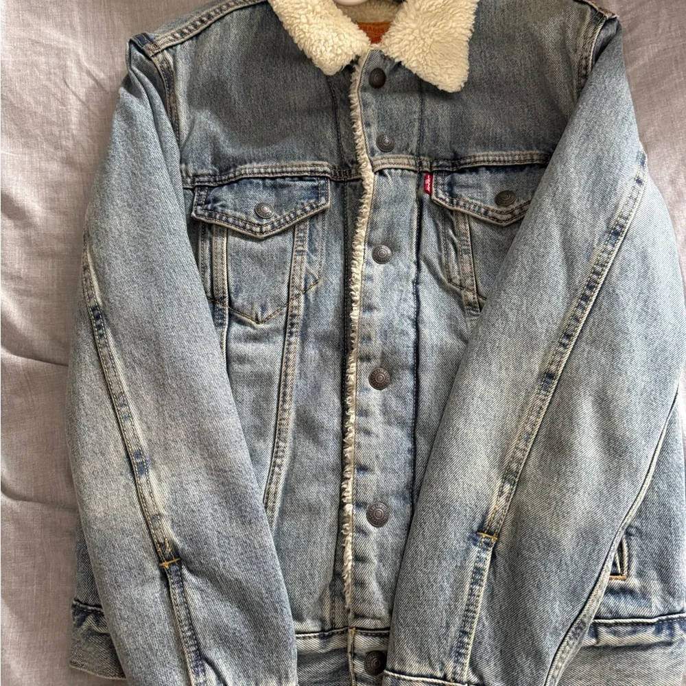 Levi's Men's Light Blue Denim Jacket with Sherpa Collar - Picture 2 of 4